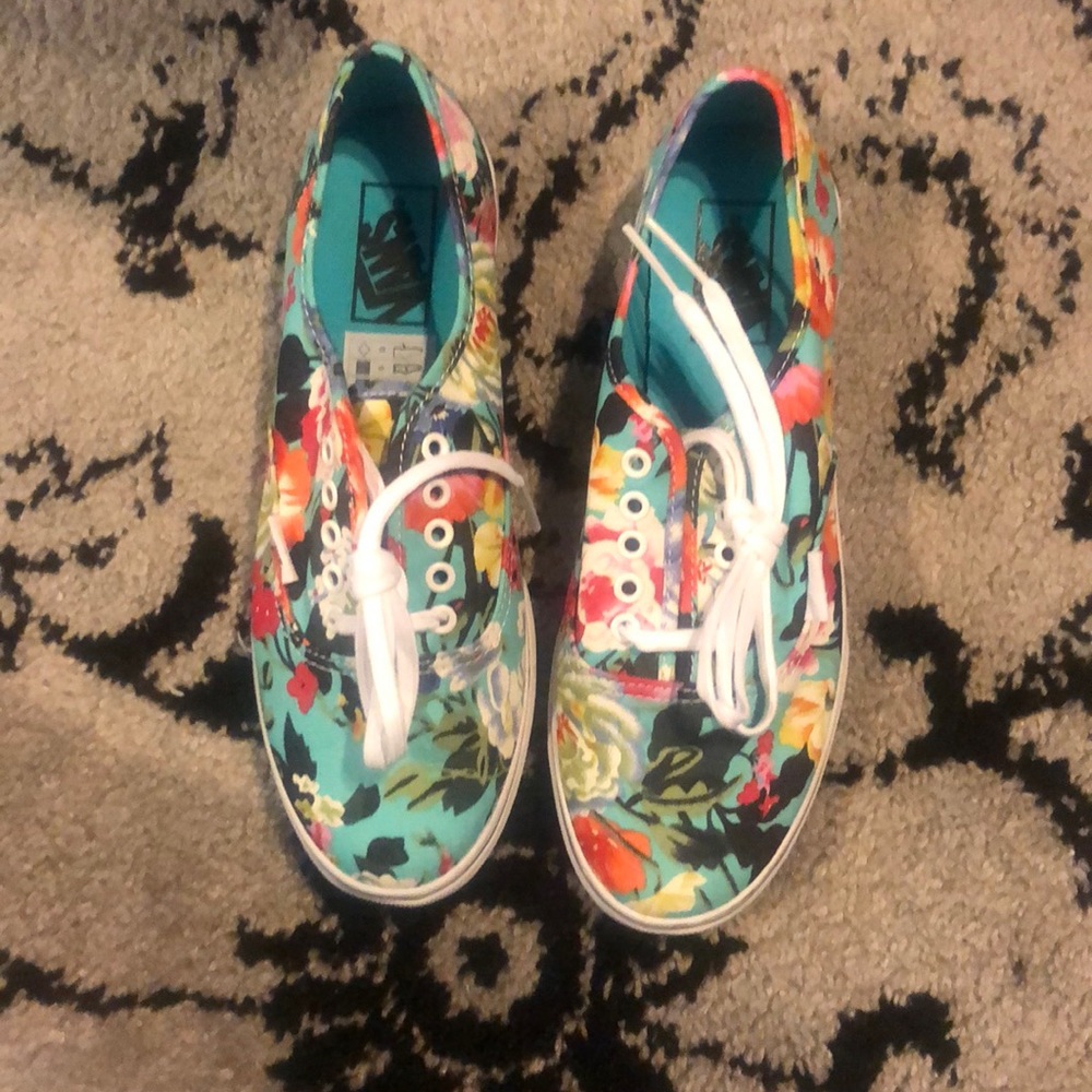 💙💙NWOT Floral Vans💙💙